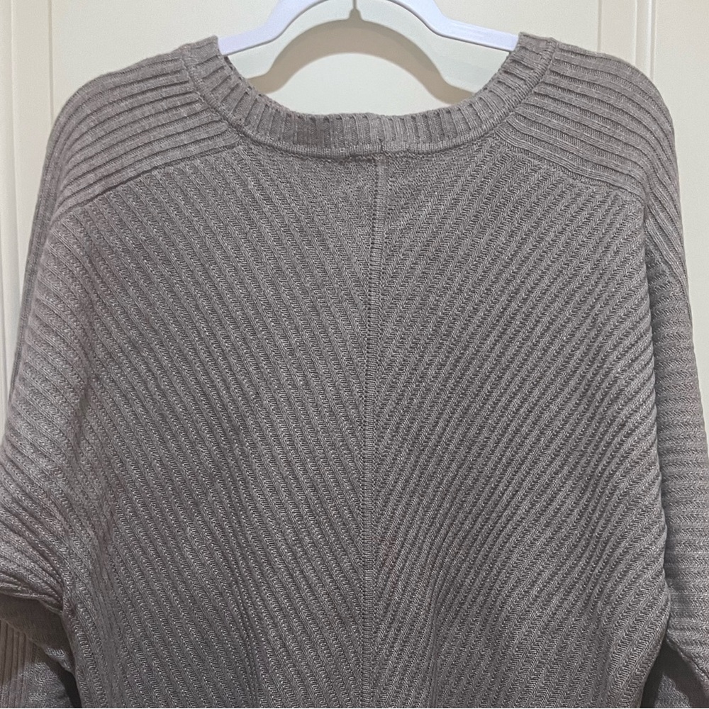 Worthington Knit sweater in taupe beige v-shape pattern Size L